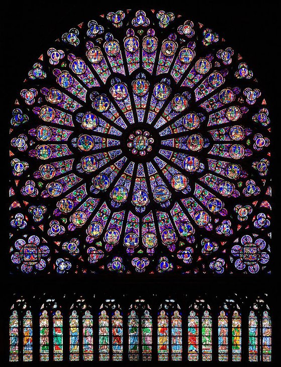 노트르담 대성당의 유명한 장미창. (출처 : 중앙일보) 스테인드 글라스 장식이 유행하며 유리 세공업도 더불어 발전할 수 있었다.
