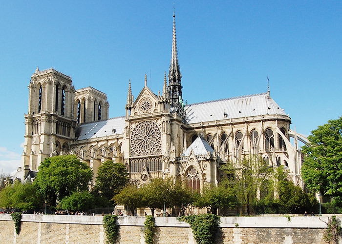 불 타기 이전의 노트르담 대성당 (출처 : 위키피디아)