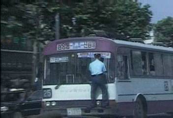 강한 자만 살아 남을 수 있었던 세기말 버스.gif