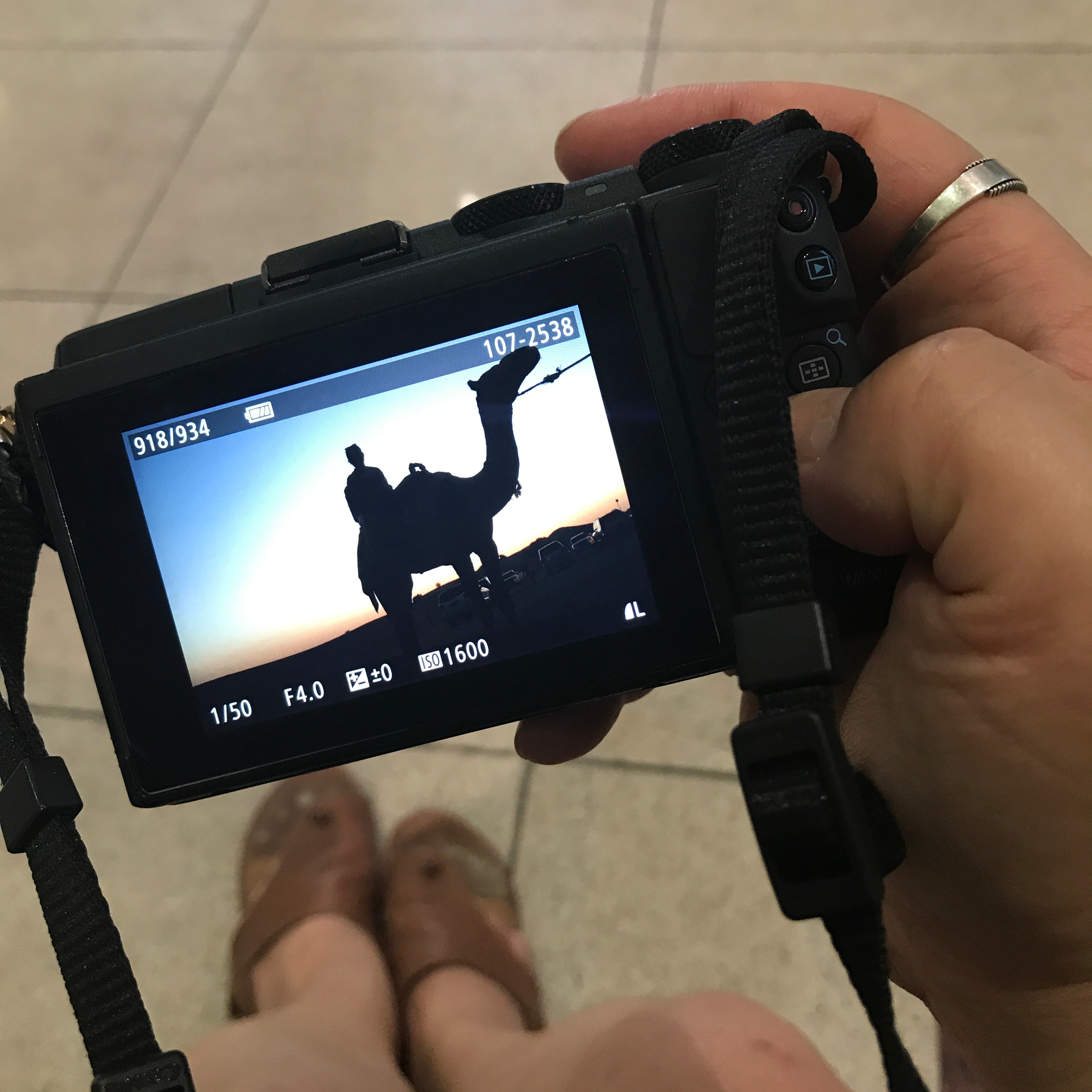 엄마 쟤 흙 먹어