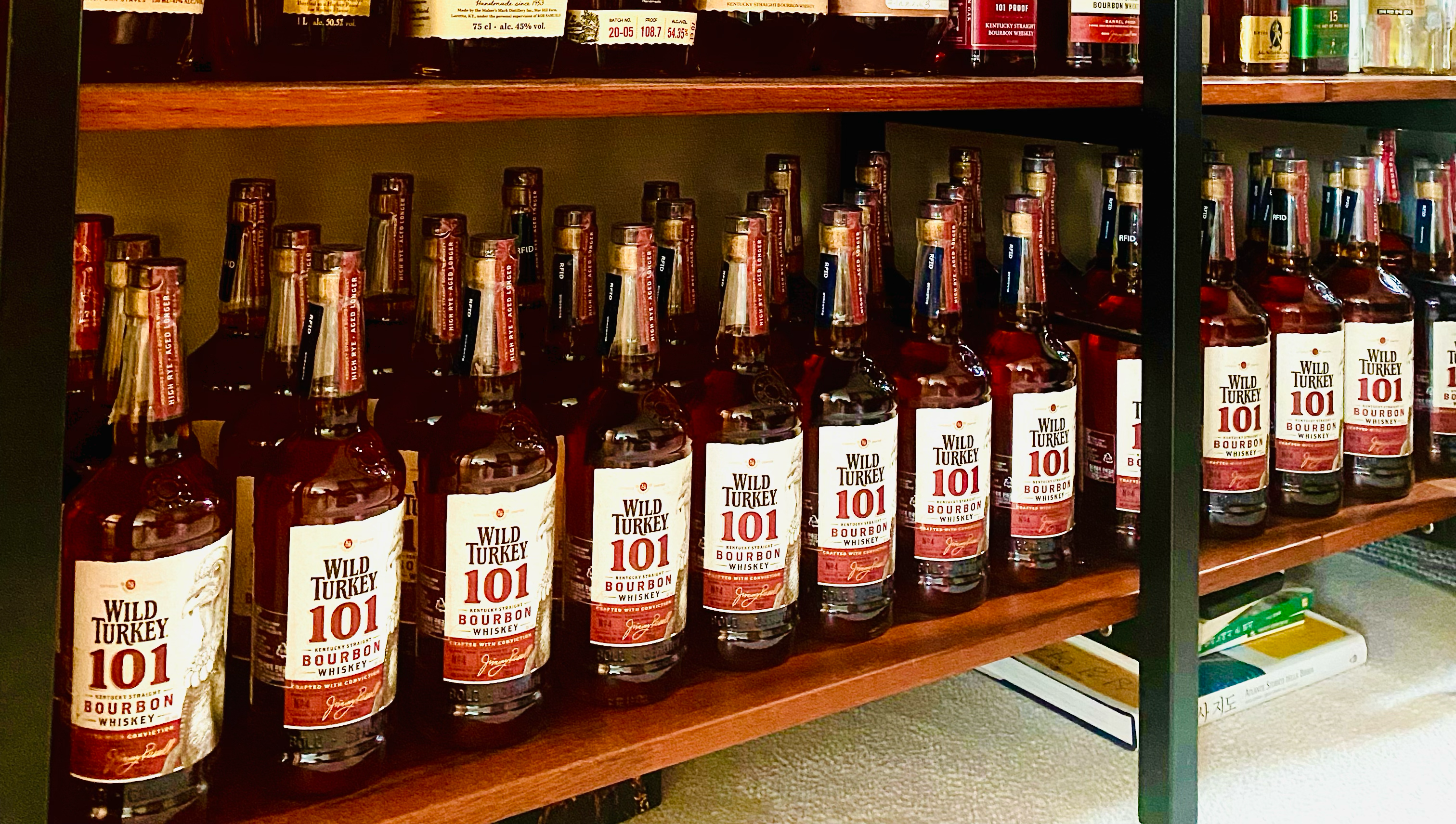 와일드터키 101 구형을 쟁여 놓았다