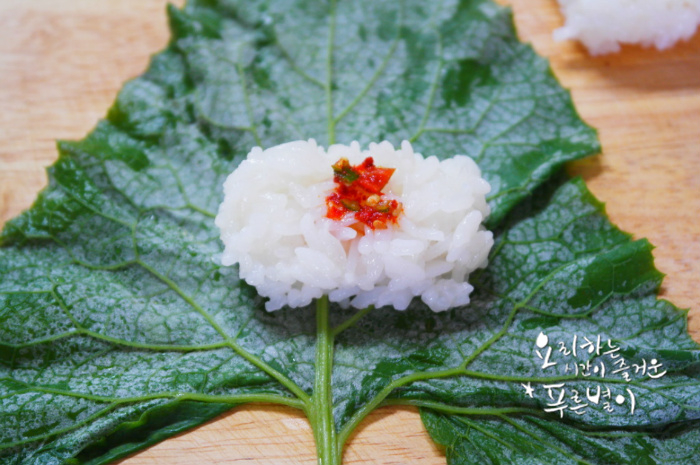 찌는 더위, 한입에 쏙 먹기 좋은 우엉잎쌈밥