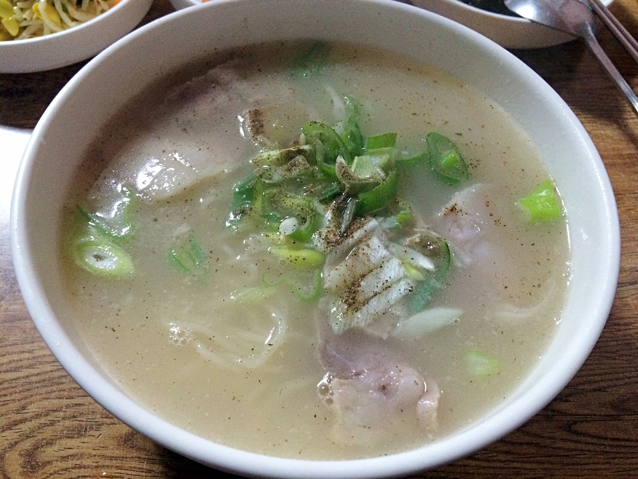 01화 시장 옆 허름한 식당의 고기국수