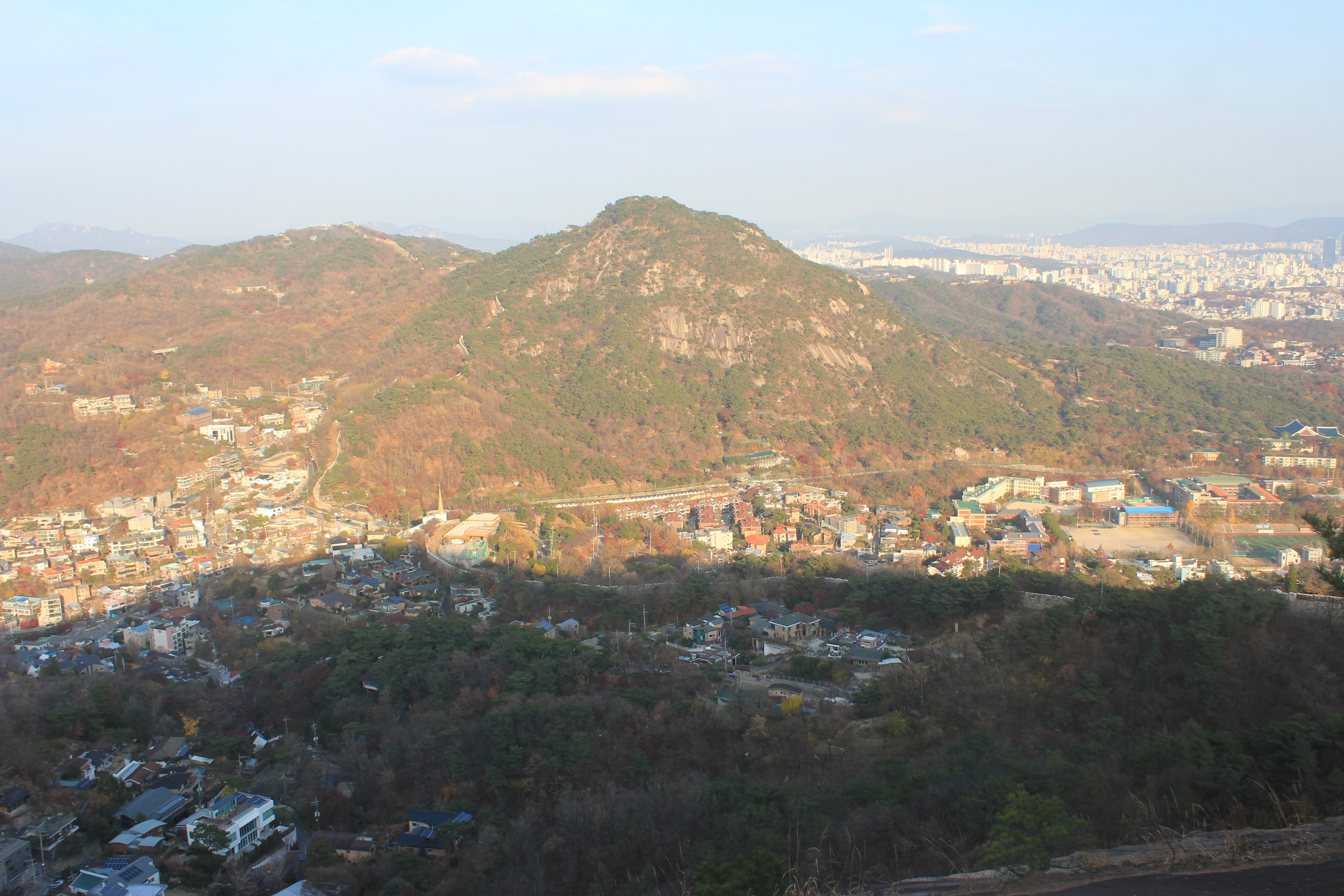 개미마을에서 인왕산 기차바위 전망 북한산 북악산 스케치