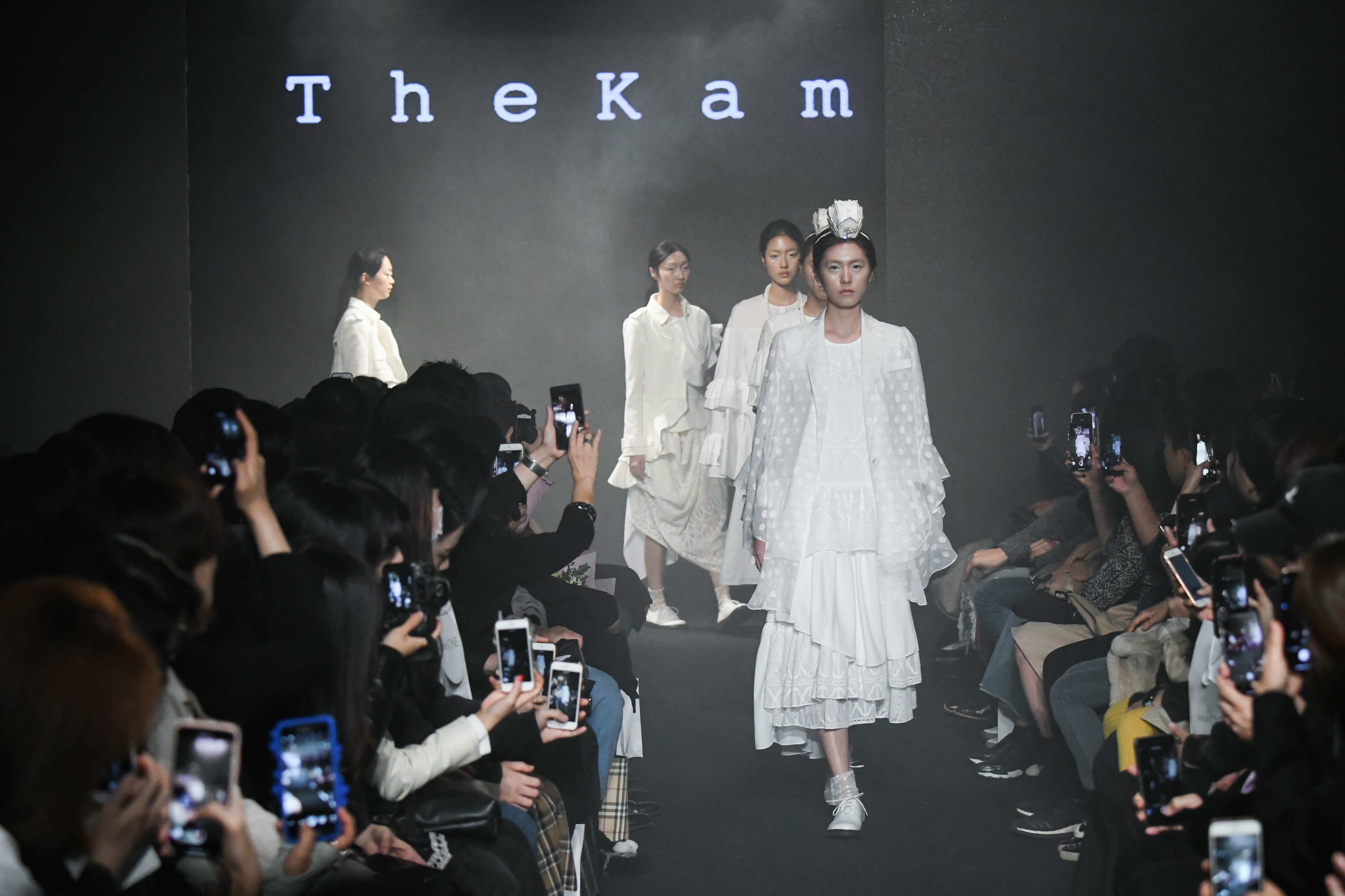 더캄(TheKam), ‘나빌레라’ - 2019 SS 서울패션위...