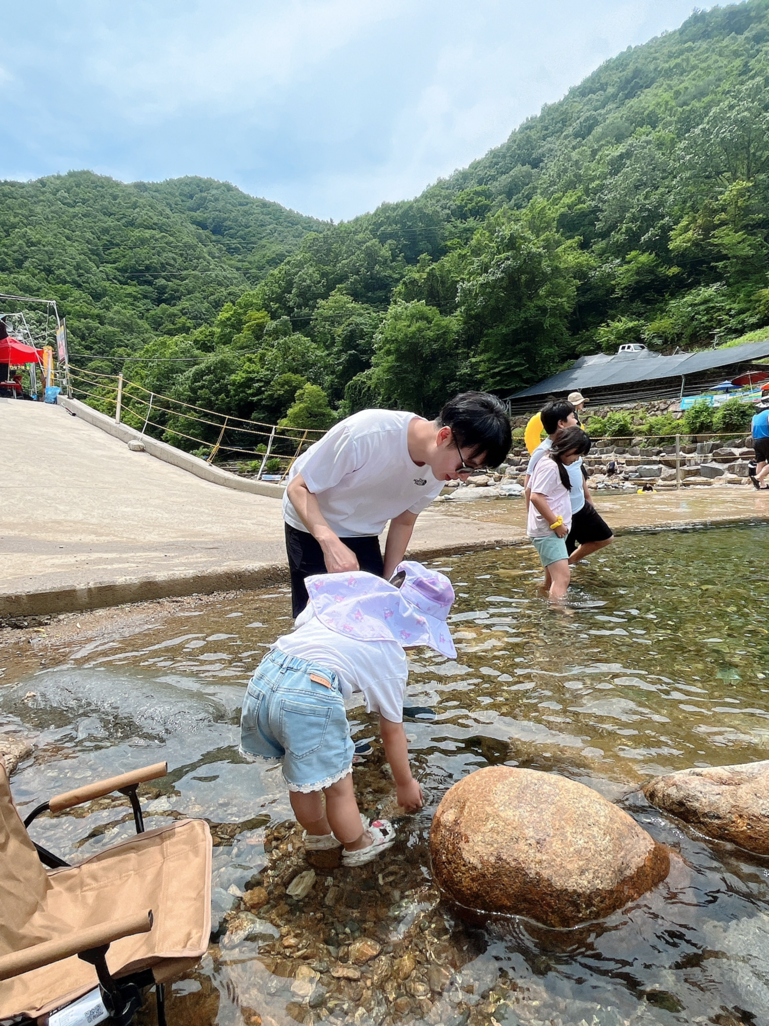 아이와 함께 계곡에서 휴식하기