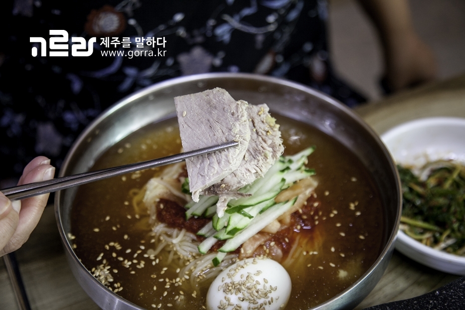 밀면과 흑돼지의 조합! 제주 ‘모슬포밀면’