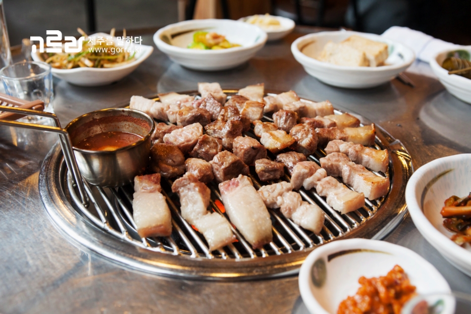 연탄 향 입은 제주 흑돼지 맛집 <연탄과친한돼지>