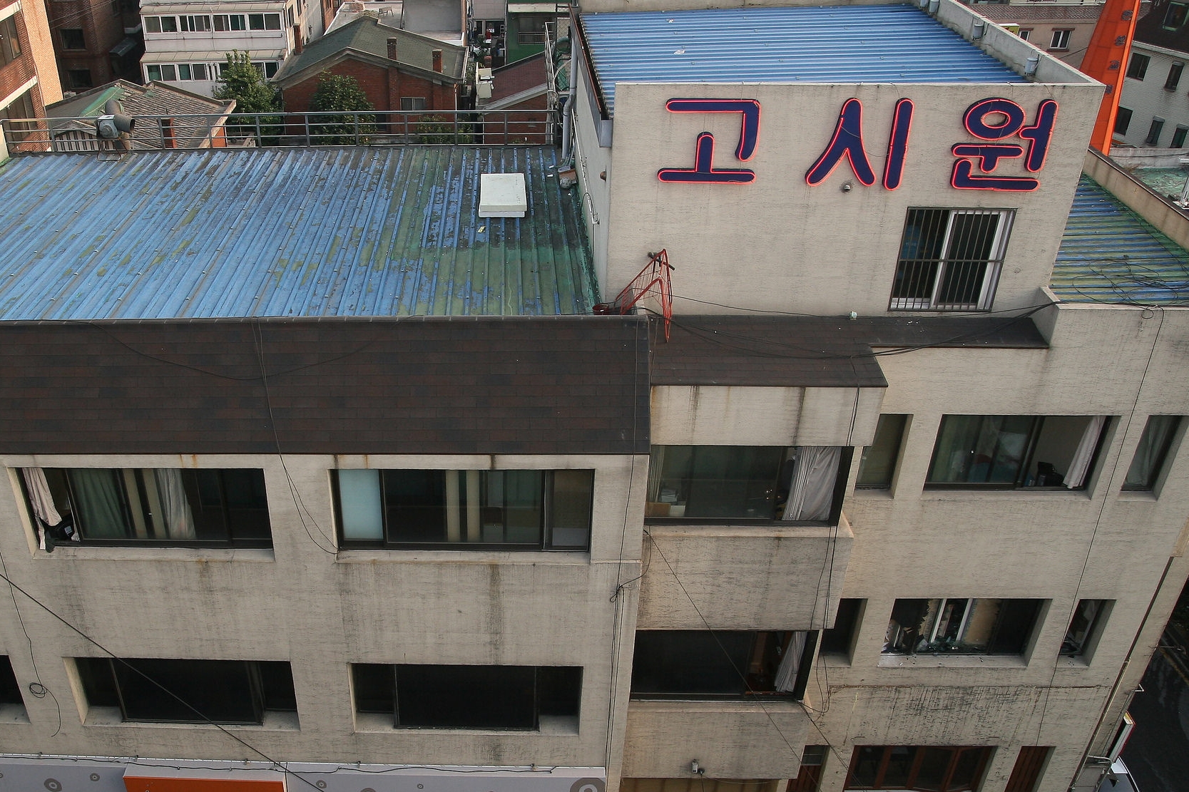 고시원 라이프...피할 수 없으면 고쳐 쓰자