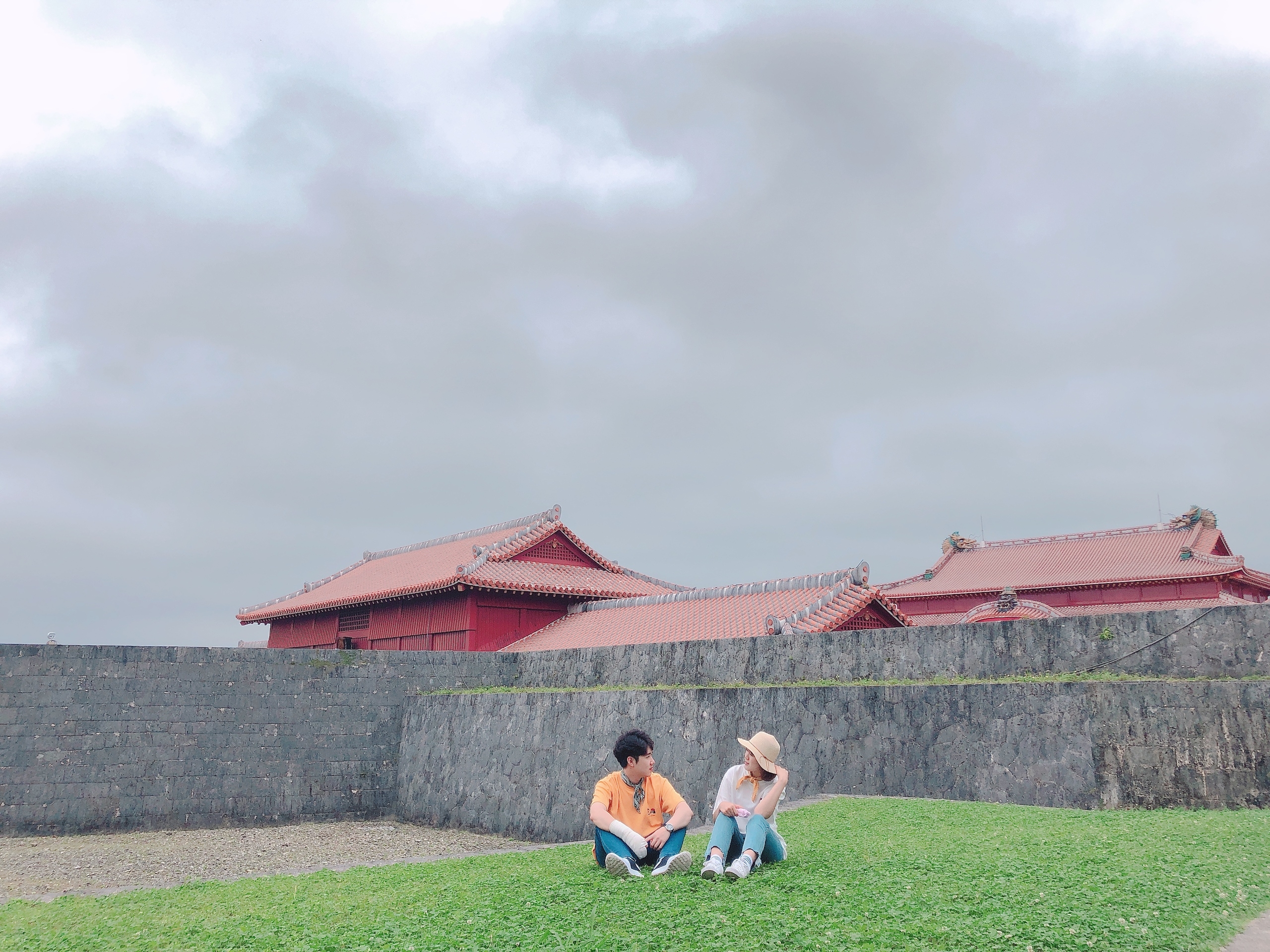 신문 읽는 여자