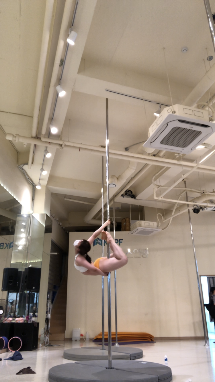 폴 타는 간호사