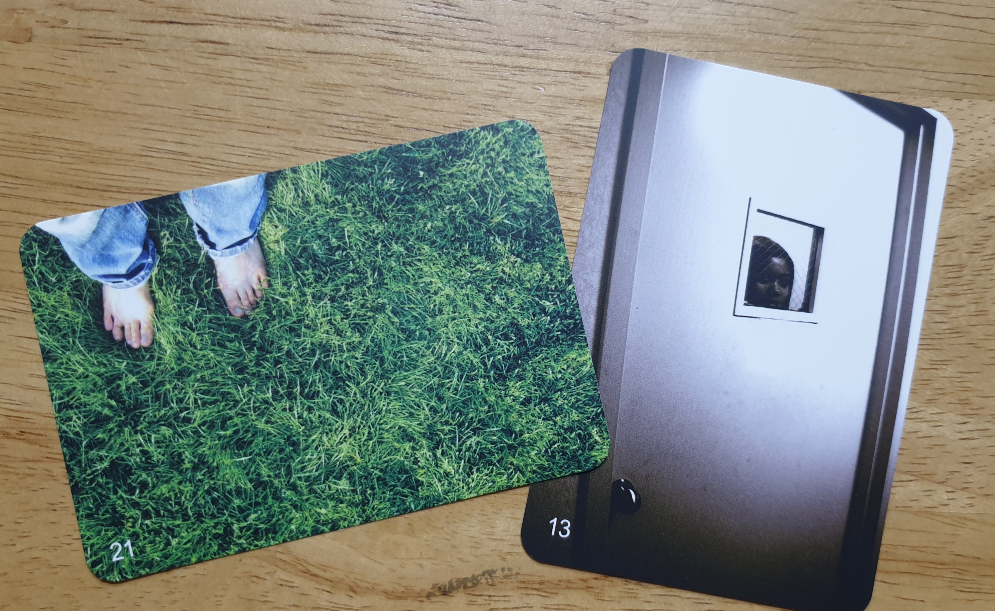 작은 카드에 기대어 보는 아이의 마음