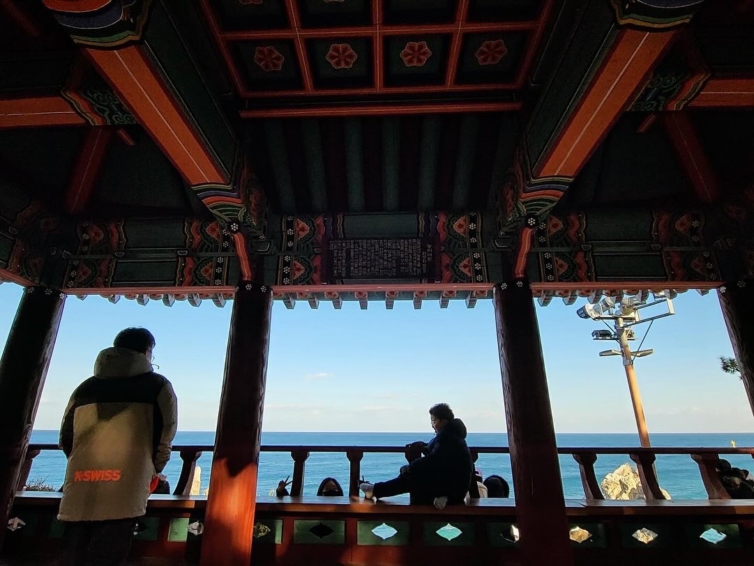 해뜨는 곳에서 마주치는 촛대 모양의 바위…