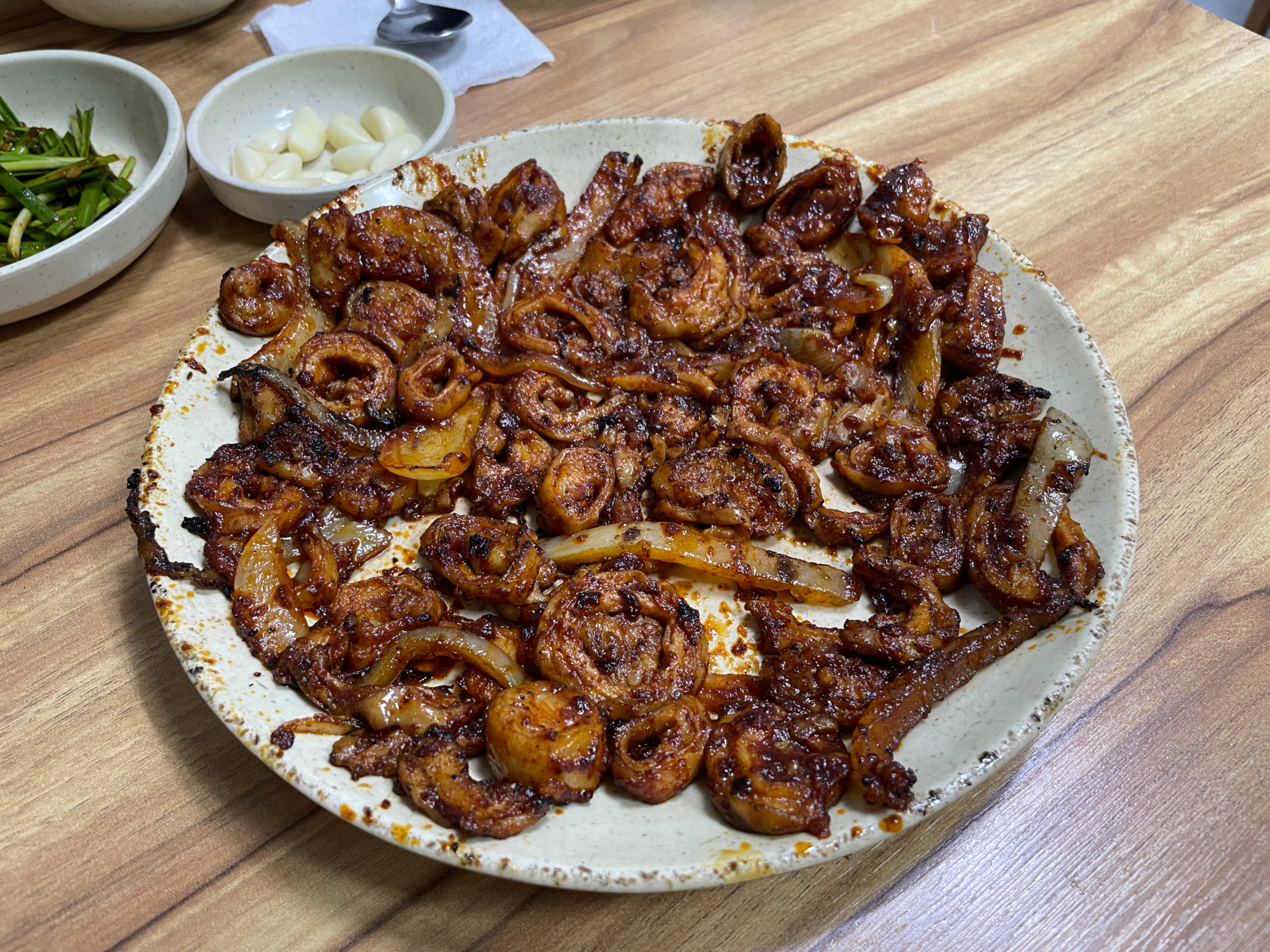 경주 단골식당, 불향 입힌 오징어와 막창의 감칠맛