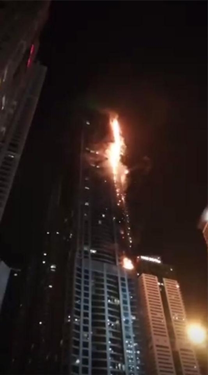 아랍에미리트 두바이 86층 건물에 화재