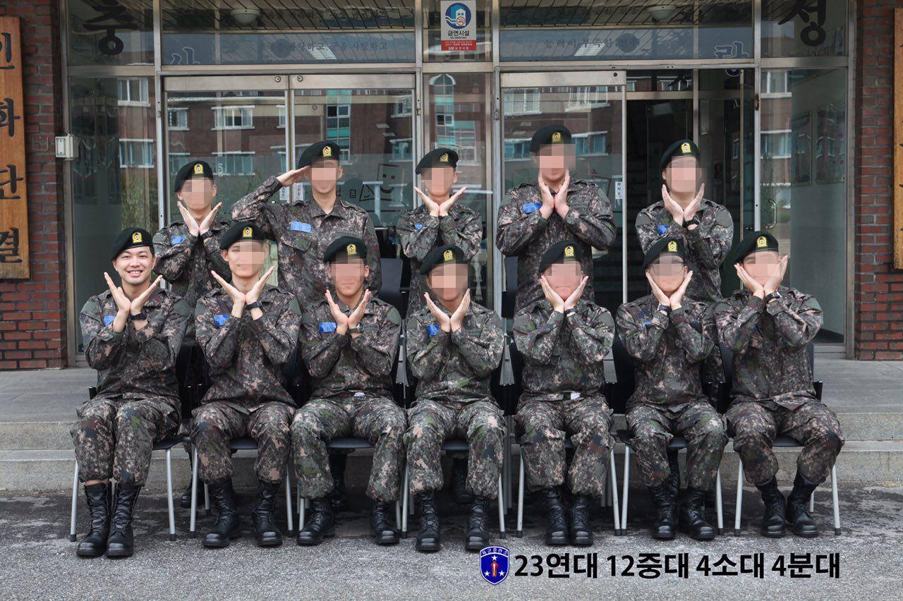 육군훈련소. 모두 알고 있었다 여기 뭔가 이상해 -...