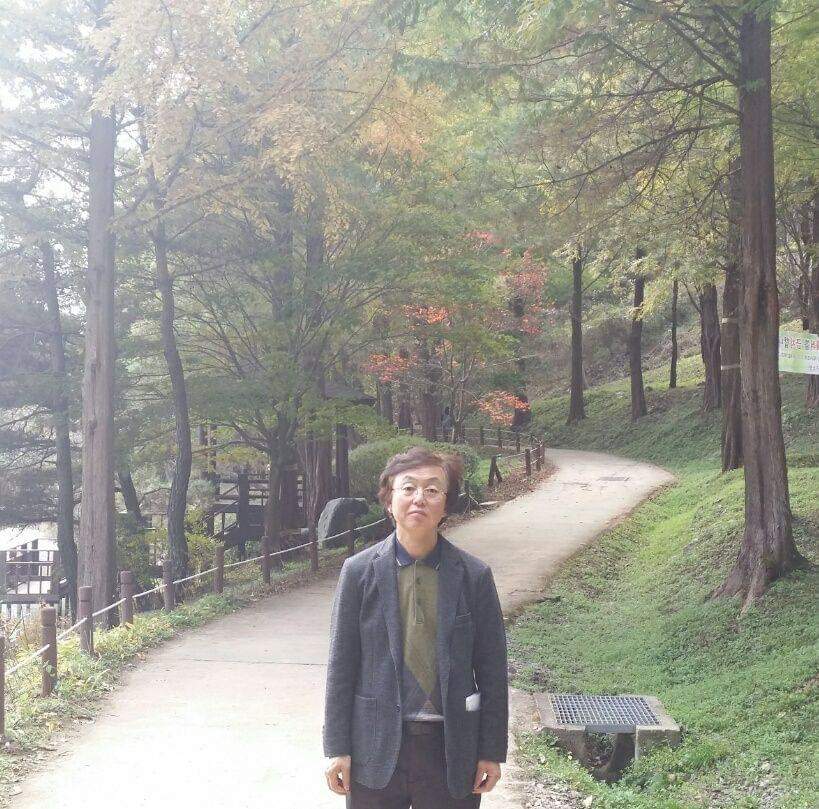 숲해설하는 함박꽃나무 김 관훈 시인