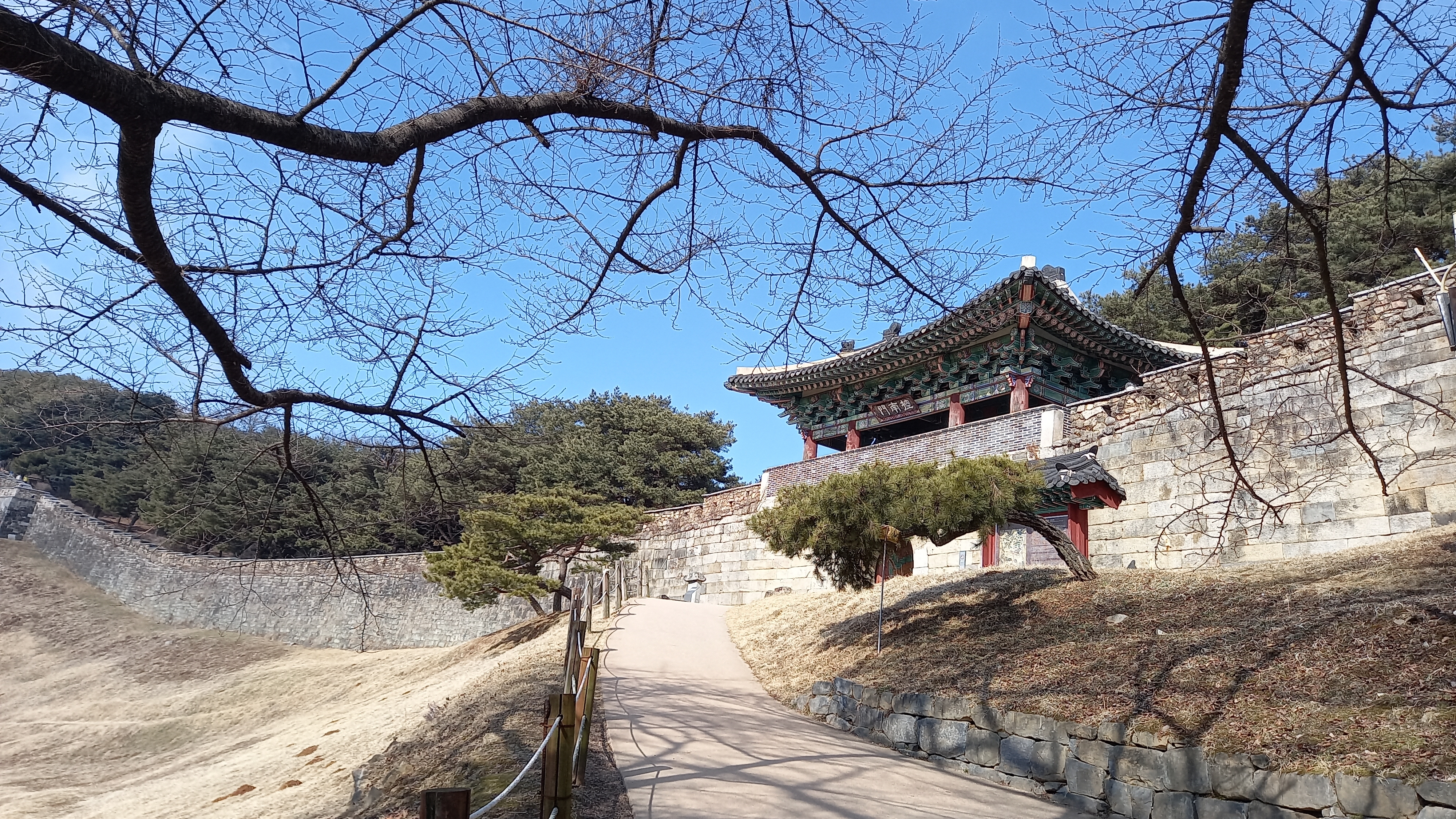 시 외곽에 있어서 원형이 잘 보존된 청주 상당산성