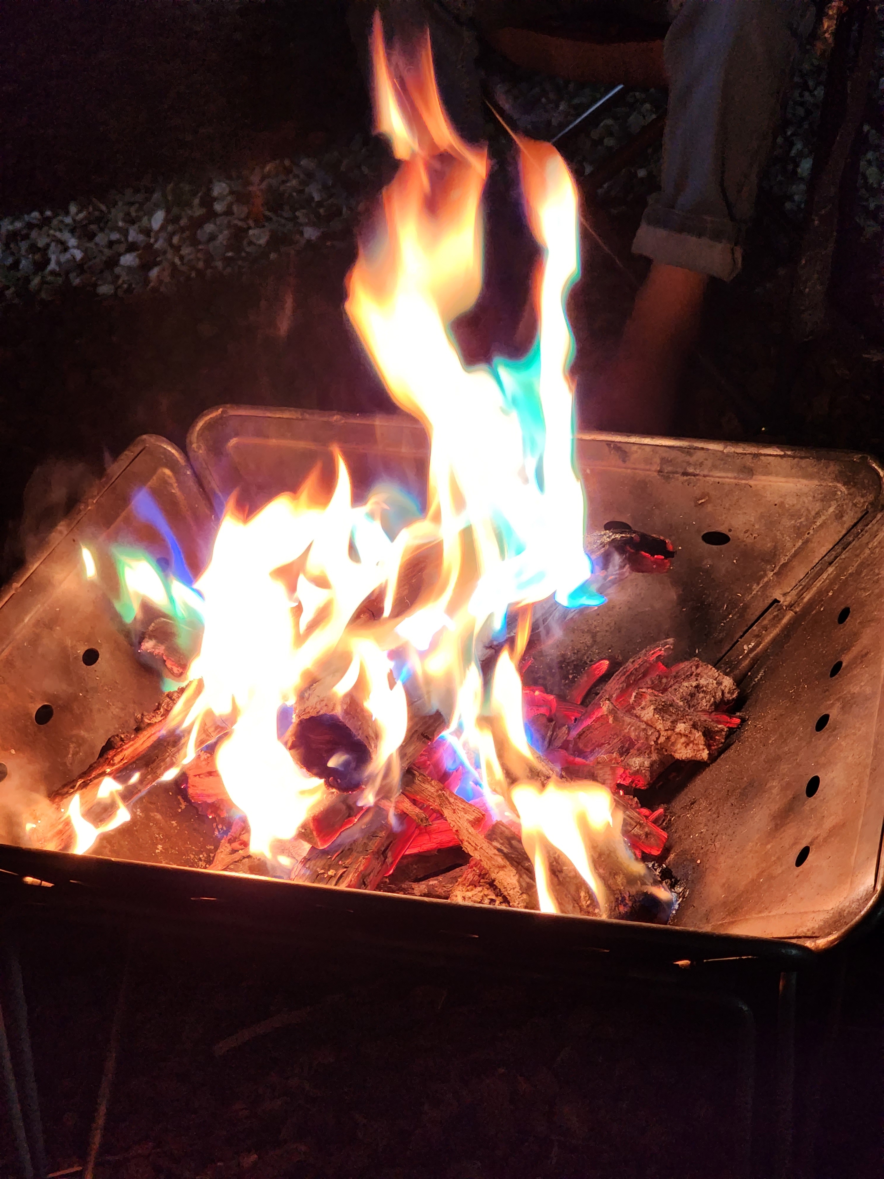 물가에 빛난 달