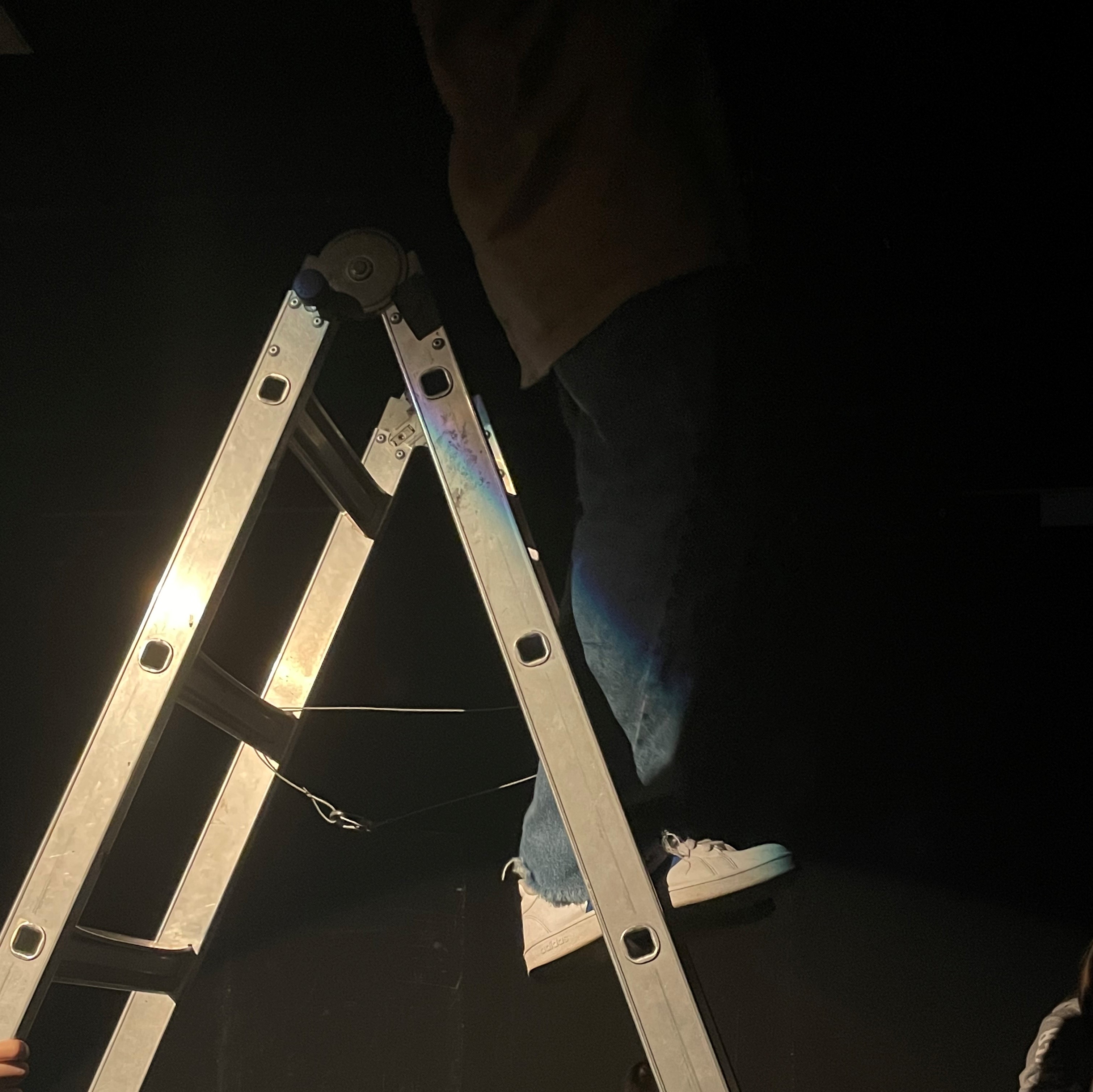 여덟번째 조명 아래