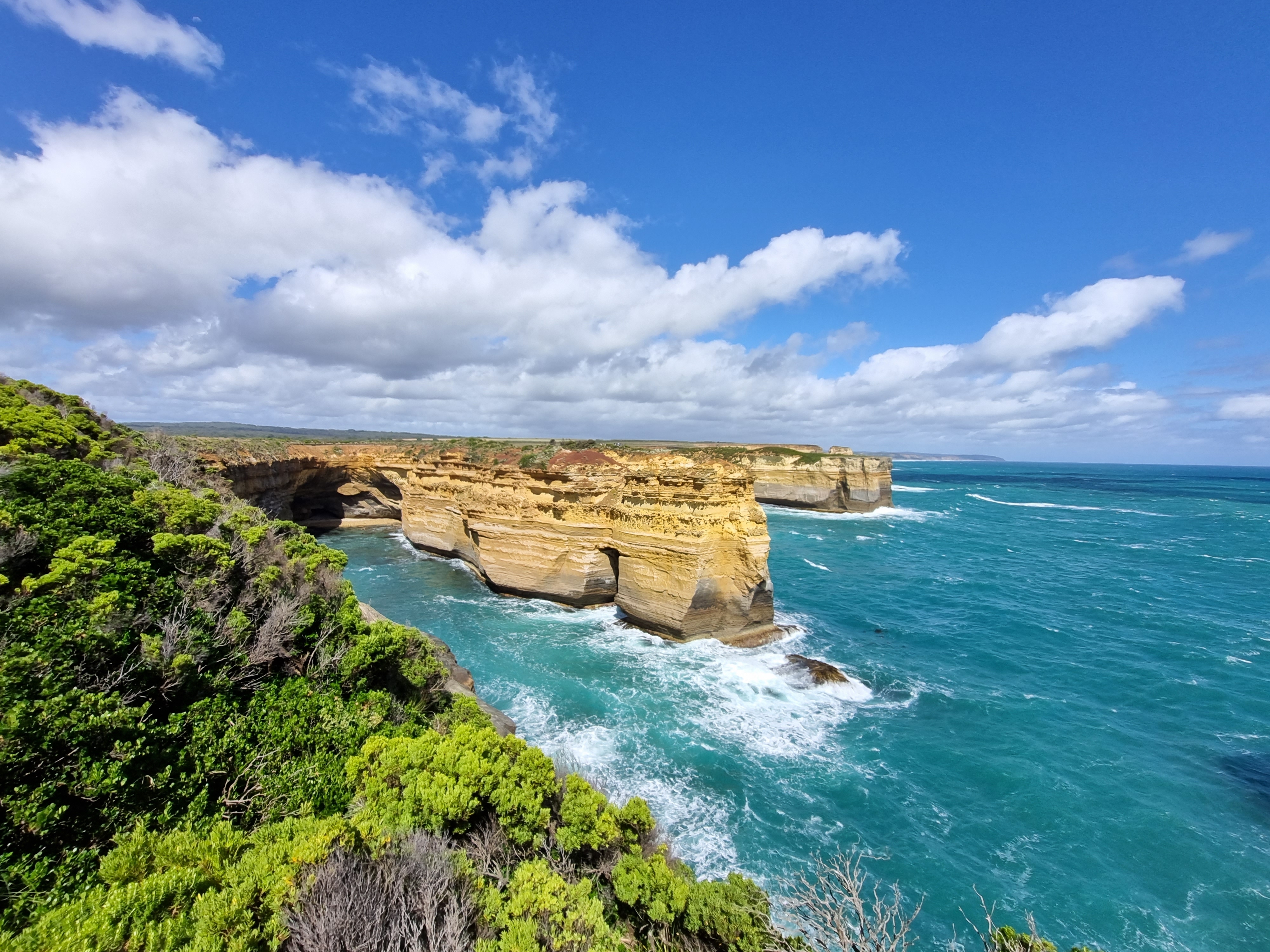 물과 기름 사이