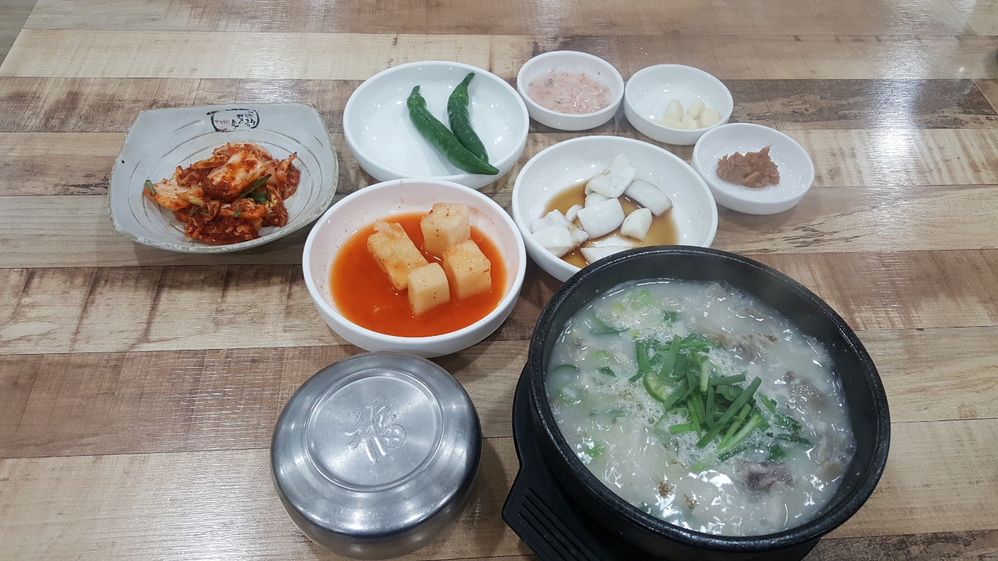 혼밥의 즐거움(33) 순대국밥집에서 돼지국밥 먹기