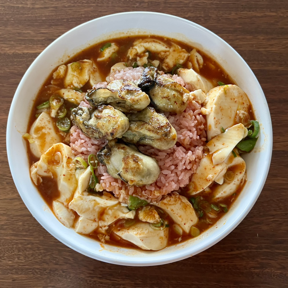 추운 봄날의 순두부굴덮밥