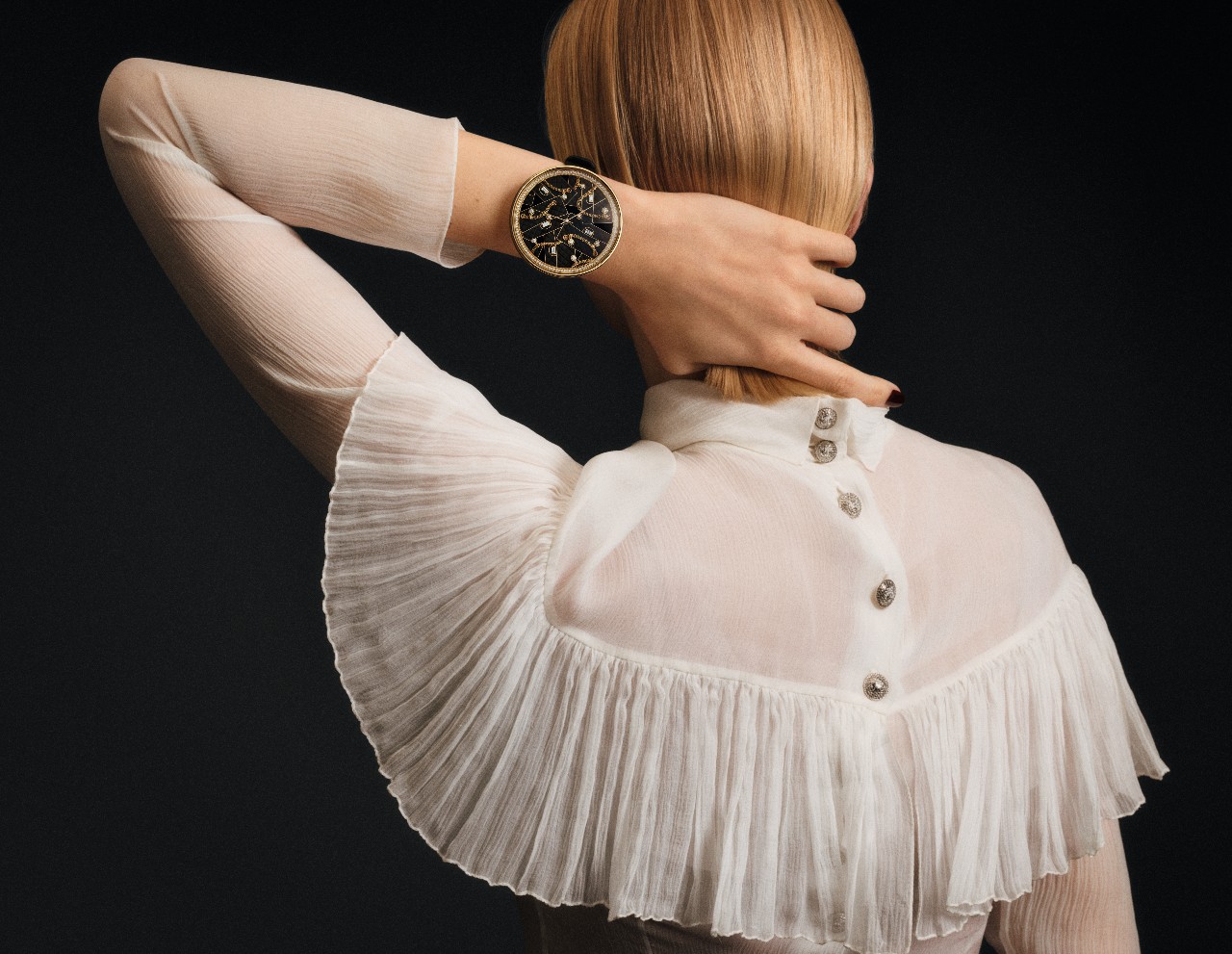 재봉사의 필수품인 핀쿠션을 차용한 손목시계