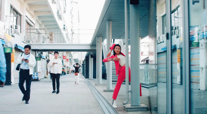 너무나도 한국적인 장소에서 이국적인(?) 느낌을 내는 갤럭시 워치 광고 | 인스티즈