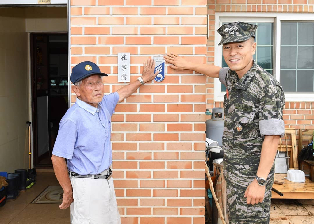 국가유공자 명패 달아드리는 해병대.jpg | 인스티즈