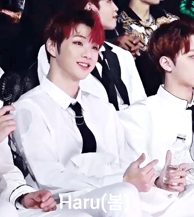 [워너원] 팬이 물 달라고 했을 때 강다니엘 반응. gif | 인스티즈