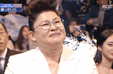[mbc연예대상] 송팀장한테 무릎 꿇고 꽃 전달해주는+송팀장 수상소감 들으며 우는 이영자.gif | 인스티즈