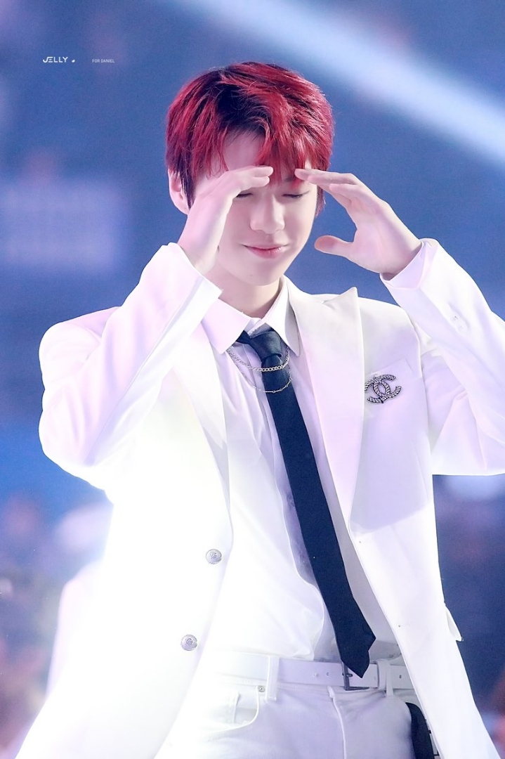 [워너원] 팬이 물 달라고 했을 때 강다니엘 반응. gif | 인스티즈