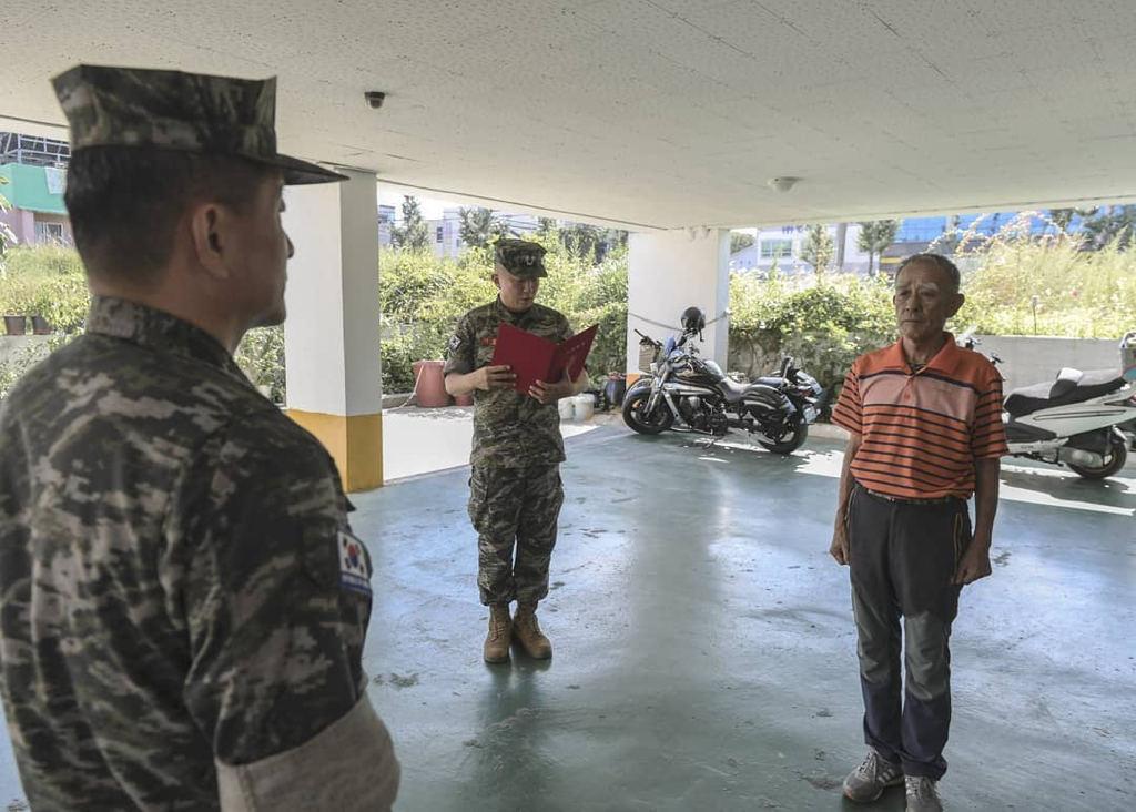국가유공자 명패 달아드리는 해병대.jpg | 인스티즈