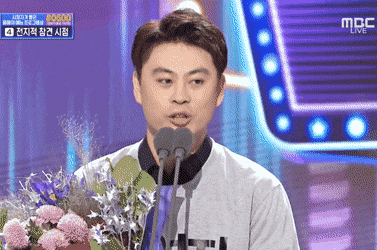[mbc연예대상] 송팀장한테 무릎 꿇고 꽃 전달해주는+송팀장 수상소감 들으며 우는 이영자.gif | 인스티즈