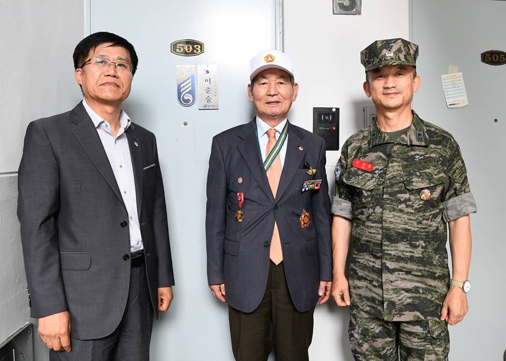 국가유공자 명패 달아드리는 해병대.jpg | 인스티즈