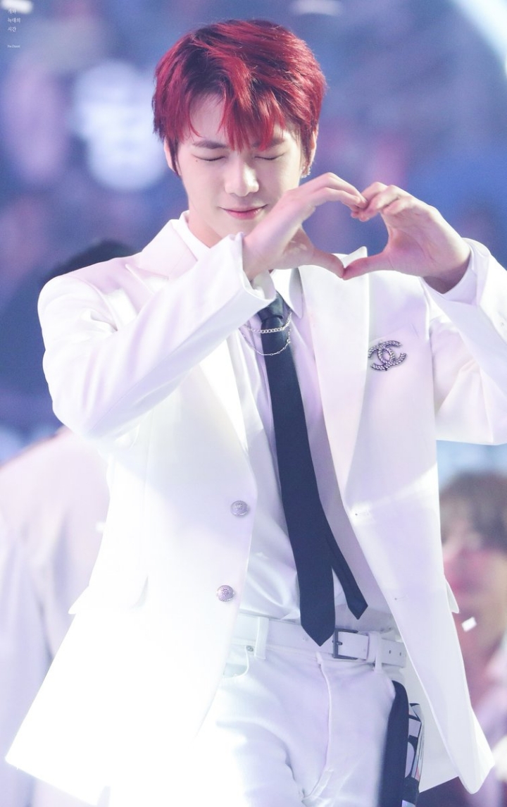 [워너원] 팬이 물 달라고 했을 때 강다니엘 반응. gif | 인스티즈