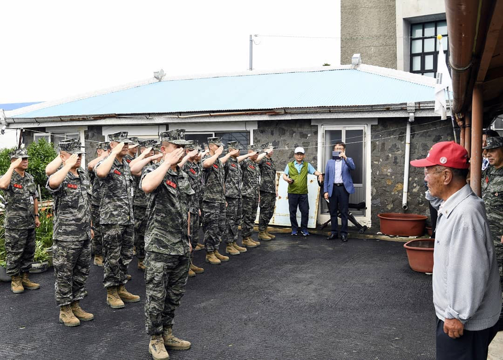 국가유공자 명패 달아드리는 해병대.jpg | 인스티즈