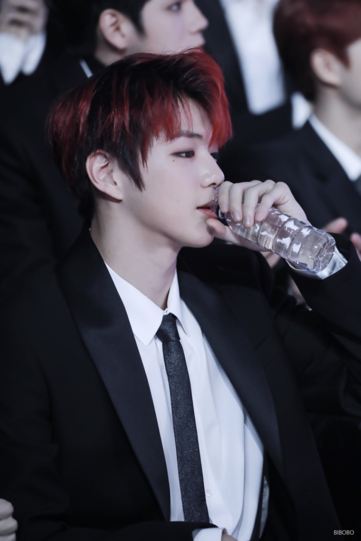 [워너원] 팬이 물 달라고 했을 때 강다니엘 반응. gif | 인스티즈