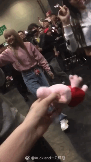 [블랙핑크] 경호원 몰래 선물받는 제니.gif | 인스티즈