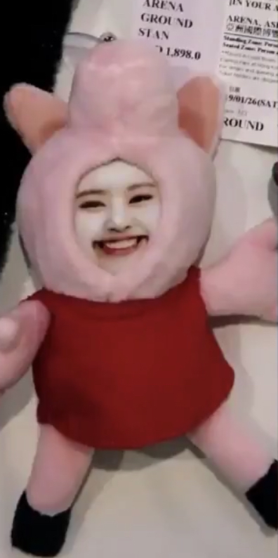 [블랙핑크] 경호원 몰래 선물받는 제니.gif | 인스티즈