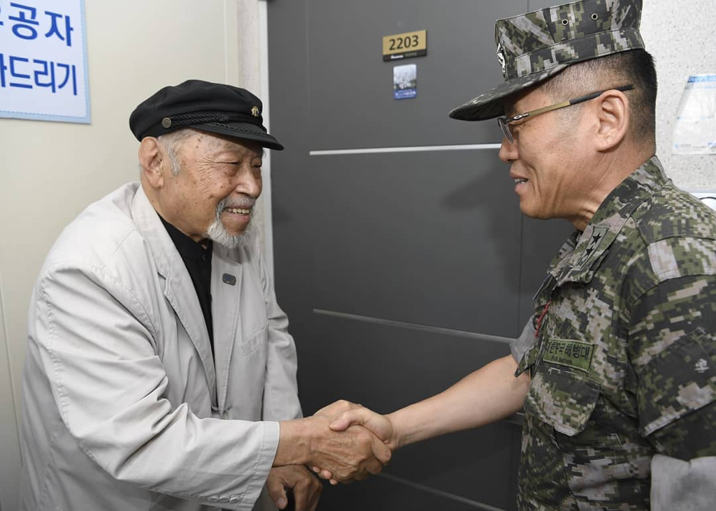 국가유공자 명패 달아드리는 해병대.jpg | 인스티즈