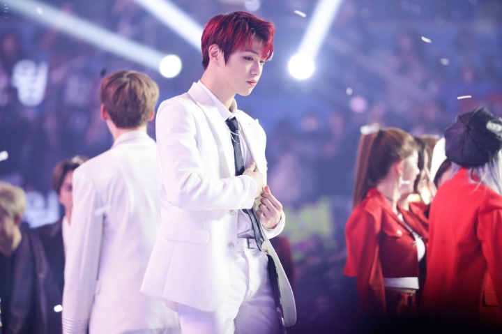 [워너원] 팬이 물 달라고 했을 때 강다니엘 반응. gif | 인스티즈