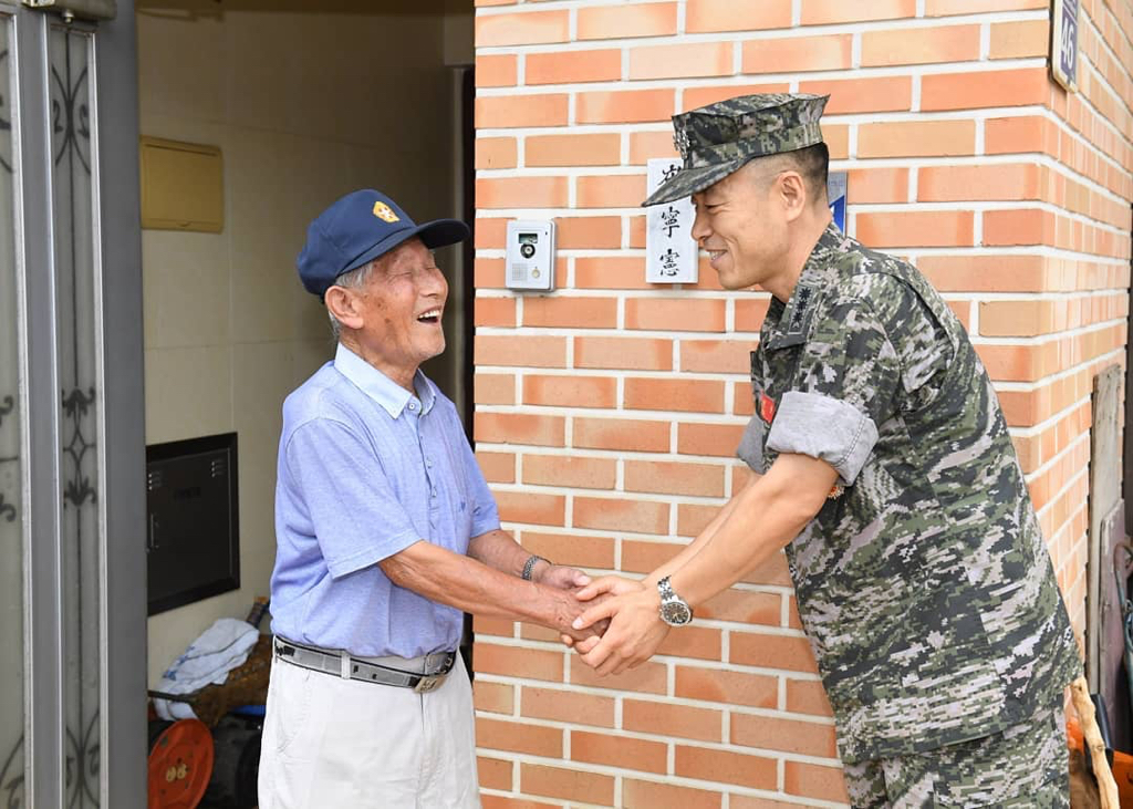 국가유공자 명패 달아드리는 해병대.jpg | 인스티즈