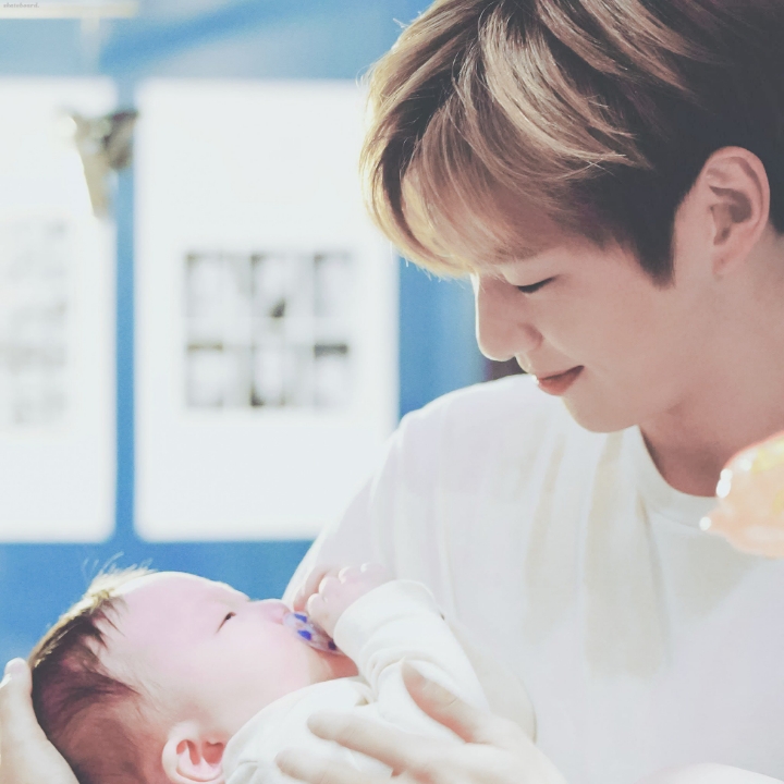 [워너원] 팬이 물 달라고 했을 때 강다니엘 반응. gif | 인스티즈