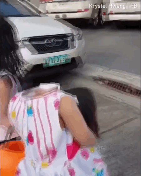 할로윈 코스튬 입고 사탕 얻으러 가는 어린이.gif (주의?) | 인스티즈