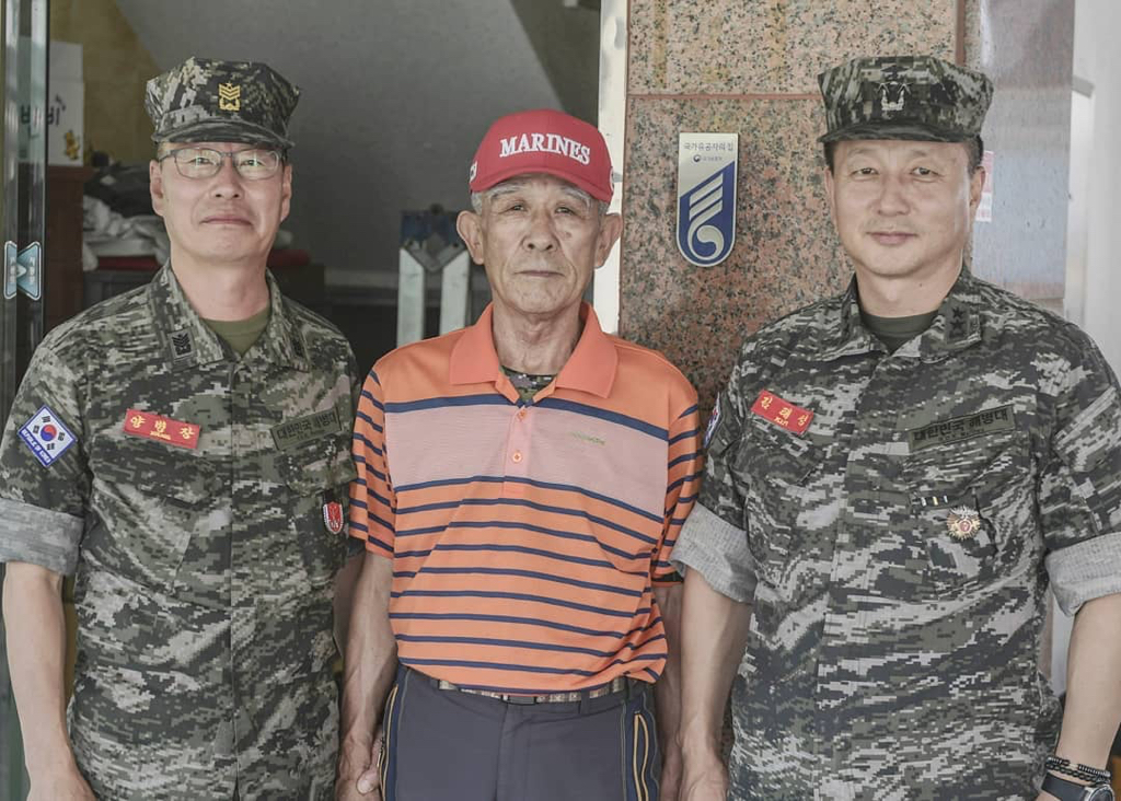 국가유공자 명패 달아드리는 해병대.jpg | 인스티즈