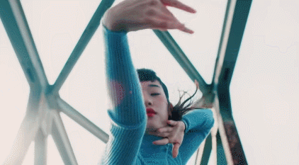 너무나도 한국적인 장소에서 이국적인(?) 느낌을 내는 갤럭시 워치 광고 | 인스티즈