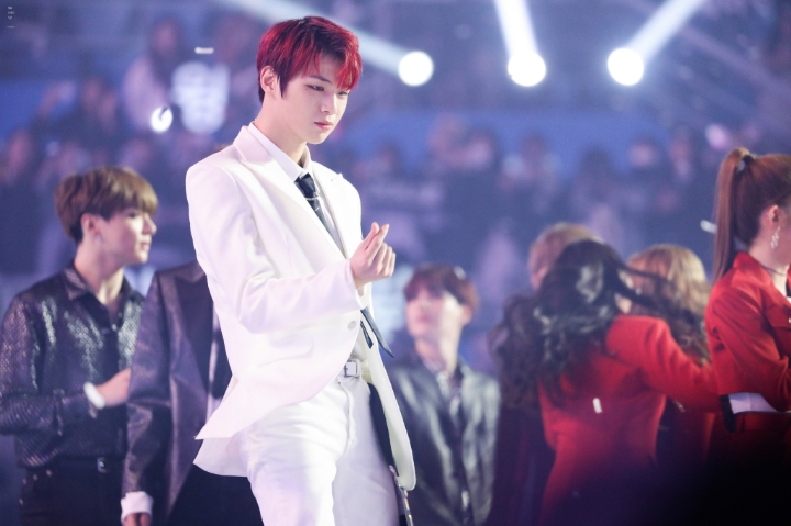 [워너원] 팬이 물 달라고 했을 때 강다니엘 반응. gif | 인스티즈