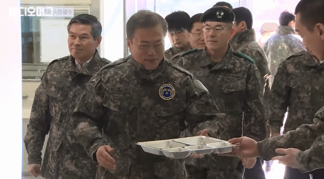 이니 앞에서 레드벨벳 춤추는 병사ㅋㅋㅋ.gif | 인스티즈